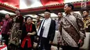 Presiden Joko Widodo (dua kiri) bersama Wapres Jusuf Kalla (kiri), Ketum PDIP Megawati Soekarnoputri (tengah), Ketum Partai Gerindra Prabowo Subianto (kanan), dan wapres terpilih Ma'ruf Amin (dua kanan) saat menghadiri Kongres V PDIP di Bali, Kamis (8/8/2019). (Liputan6.com/JohanTallo)