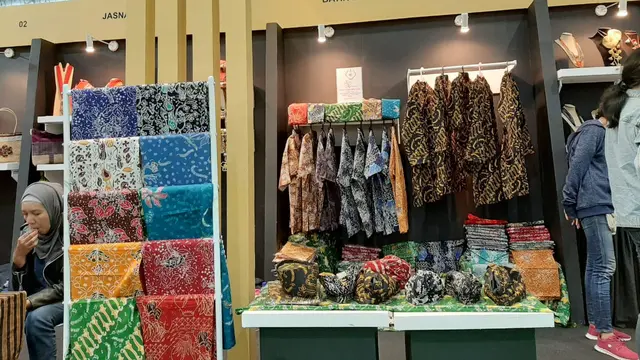 Midawati, pemilik Batik Kaserangan, di Serang, Banten yang menjadi mitra binaan Pertamina. Foto: Istimewa