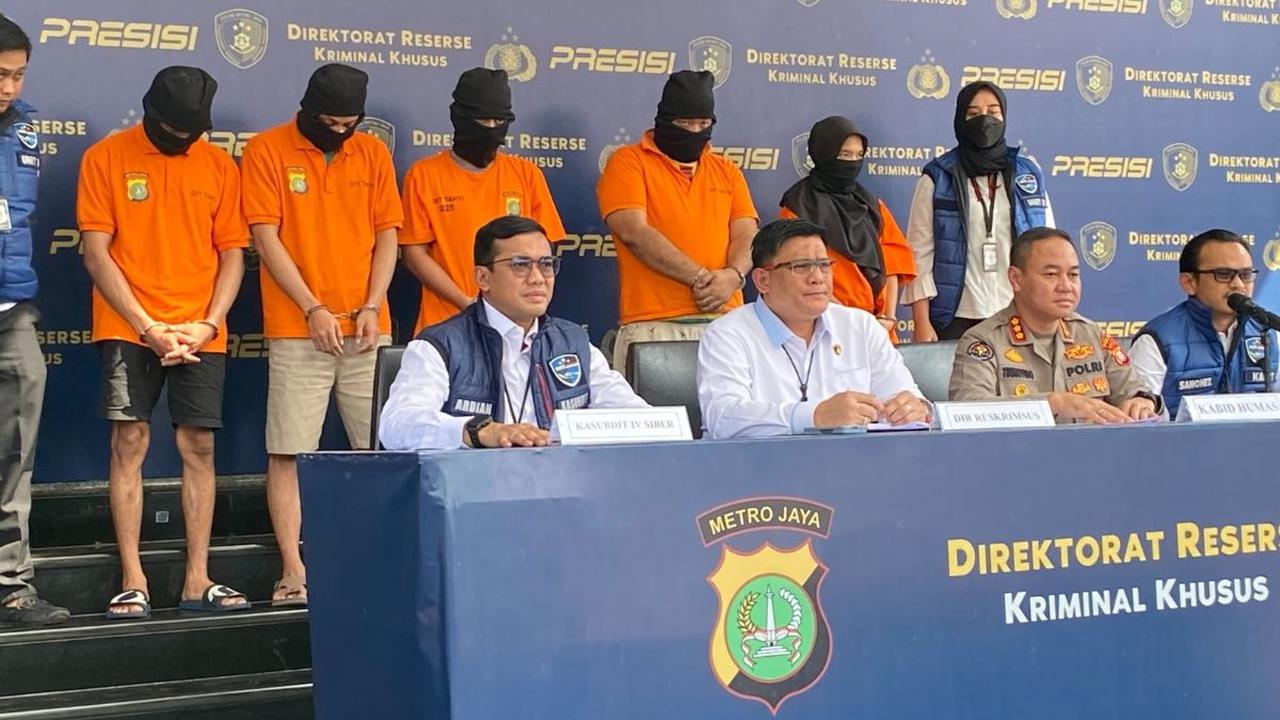 Polisi mengungkap sosok I tersangka kasus rumah produksi film porno di Jakarta Selatan. I berperan sebagai sutradara sekaligus produser dalam produksi film panas tersebut.&nbsp;