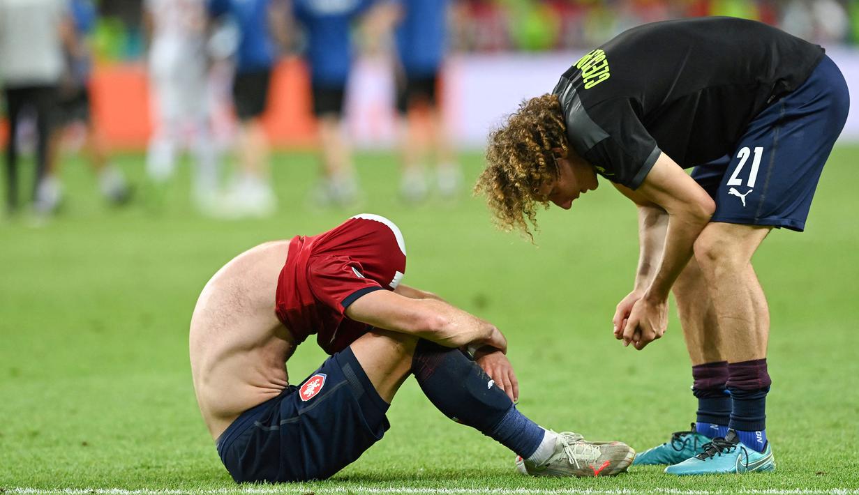 Bek Republik Ceska, Tomas Kalas (kiri) dan gelandang Republik Ceska, Alex Kral bereaksi setelah kalah dalam pertandingan Perempatfinal EURO 2020 antara Republik Ceska melawan Denmark di Stadion Olimpiade Baku pada 3 Juli 2021.
(AFP/Pool/Ozan Kose)