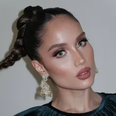 Makeup tersebut menonjolkan karakter wajahnya yang tegas, sekaligus memberikan kesan dramatis yang elegan. [@claurakiehl].