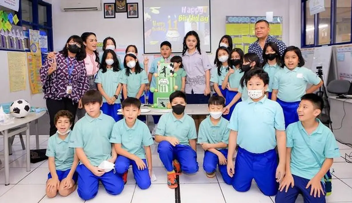 <p>Kris Dayanti mengungkapkan rasa sayangnya kepada putra bungsunya. Selamat ulang tahun yang ke-11 untuk Kellen Lemos. [Foto: instagram.com/krisdayantilemos]</p>