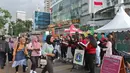 Suasana saat paduan suara Christmas Carol menghibur pengguna jalan di pedestrian kawasan Sudirman, Jakarta, Rabu (18/12/2019). Terdapat 11 titik Christmas Carol di sepanjang Jalan Sudirman – MH Thamrin dan stasiun MRT. (Liputan6.com/Herman Zakharia)
