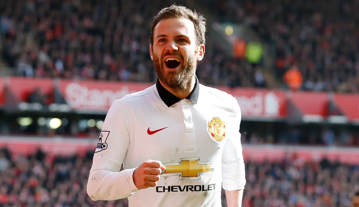 Gelandang Manchester United, Juan Mata merayakan gol keduanya untuk Manchester United saat Laga Liga Premier Inggris di Anfield Stadium, Inggris, Minggu (22/3/2015 ). Manchester United menang 2-1 atas Liverpool. (Reuters/Carl Recine)
