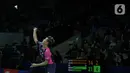 Ganda putra Indonesia Marcus Gideon dan Kevin Sanjaya (tak terlihat) saat bertanding melawan pasangan Korea Selatan Kang Min-hyuk/Seo Seung-jae pada babak 16 besar Indonesia Open 2022 di Istora Senayan, Jakarta Pusat, Kamis (16/6/2022). Kevin/Marcus terhenti di babak 16 besar setelah kalah 14-21, 12-21. (Liputan6.com/Faizal Fanani)