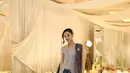 Pada foto yang dibagikan, Anya Geraldine mengenakan kebaya kutubaru modern dengan detail payet dan bordir berkilau yang memberi sentuhan glamor tanpa terlihat berlebihan. [@anyageraldine].