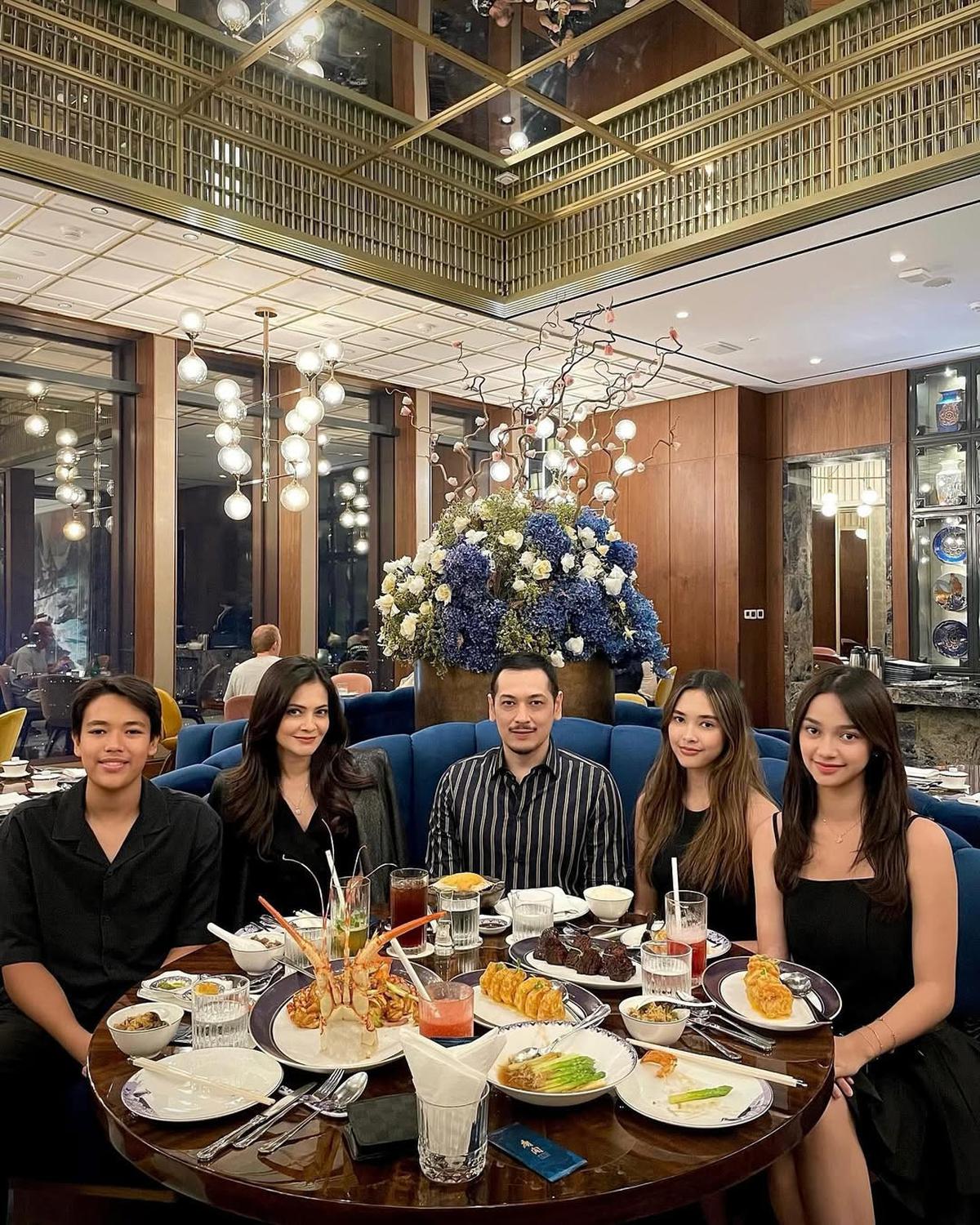 Momen Cut Tari dan Richard Kevin Makan Malam Bersama dengan Anak Curi Perhatian