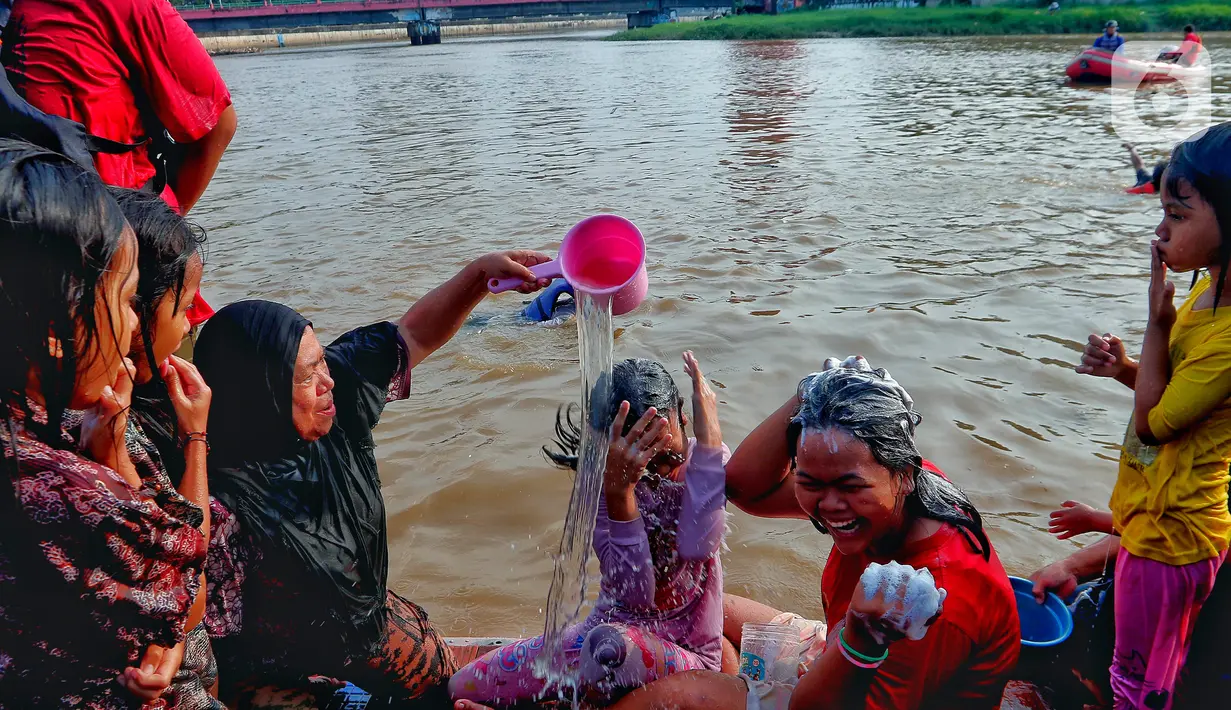 Kegiatan mandi keramas itu dilakukan oleh para warga yang lebih dulu membasahi badan. Kemudian dilanjutkan dengan menggunakan sabun mandi dan sampo. (Liputan6.com/Angga Yuniar)