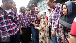 Cawagub DKI Jakarta, Djarot Saiful Hidayat menyapa warga saat melakukan blusukan di Jelambar Timur, Jakarta Barat, Jumat (6/1). Dalam blusukannya Djarot meminta kepada warga agar tidak termakan oleh isu yang menimbulkan keresahan. (Liputan6.com)