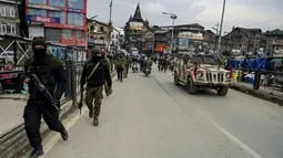 Pasukan Special Operation Group (SOG) berpatroli di sepanjang jalan selama pencarian acak pejalan kaki di Srinagar, kota terbesar di Kashmir, Jumat (21/1/2022). Peningkatan keamanan dilakukan menjelang Hari Republik India pada 26 Januari mendatang. (TAUSEEF MUSTAFA / AFP)