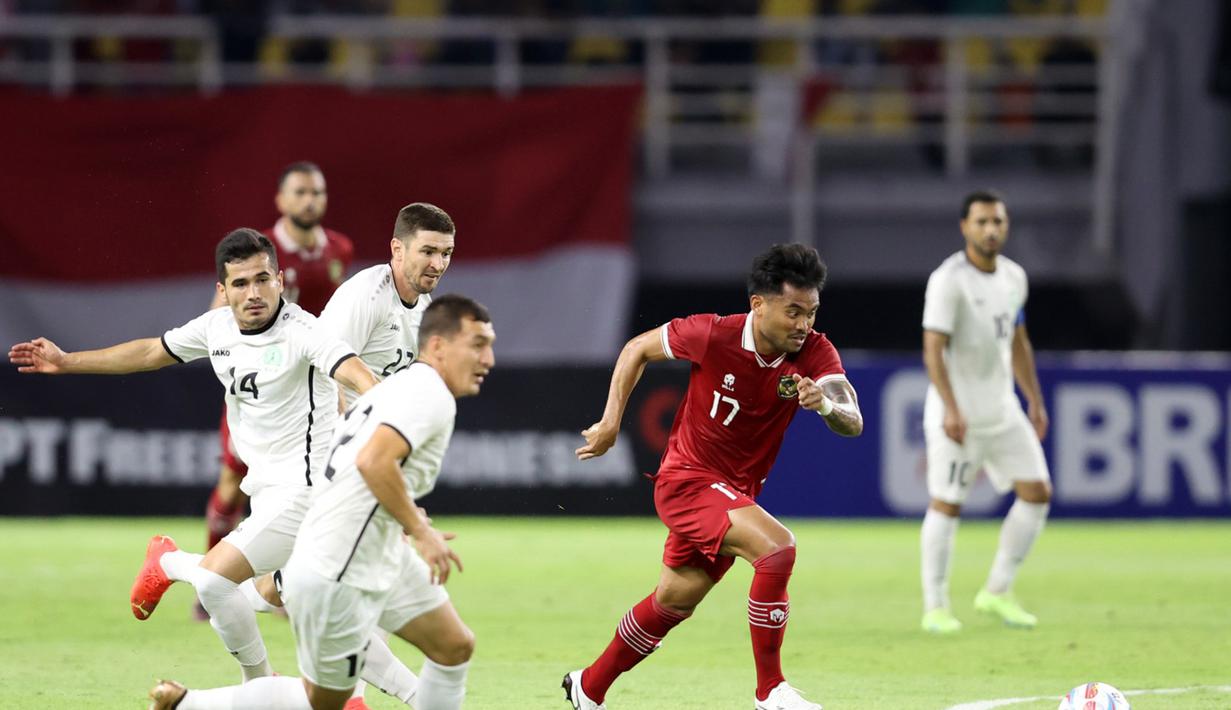 Aksi pemain Timnas Indonesia, Saddil Ramdani (dua kanan), menggiring bola melewati penjagaan sejumlah pemain Timnas Turkmenistan dalam pertandingan FIFA Matchday di Stadion Gelora Bung Tomo (GBT), Surabaya, Jumat (8/9/2023). (Dok. PSSI)
