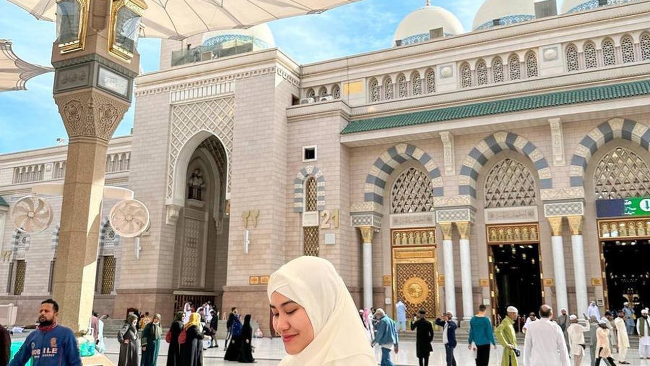 Thariq Halilintar Titip Doa Ini Kepada Sang Kekasih, Berikut 8 Potret Aaliyah Massaid Saat Umrah ke Tanah Suci