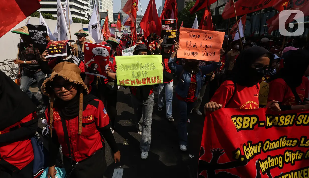 Selain menuntut pencabutan UU Omnibus Law Cipta Kerja, buruh juga menuntut kenaikan upah dan pencabutan UU Kesehatan yang telah disahkan baru-baru ini. (Liputan6.com/Johan Tallo)