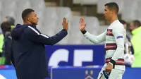 Striker Portugal, Cristiano Ronaldo dan striker Prancis, Kylian Mbappe, usai laga UEFA Nations League di Stadion Stade de France, Senin (12/10/2020). Kedua tim bermain imbang 0-0. (AP Photo/Thibault Camus)