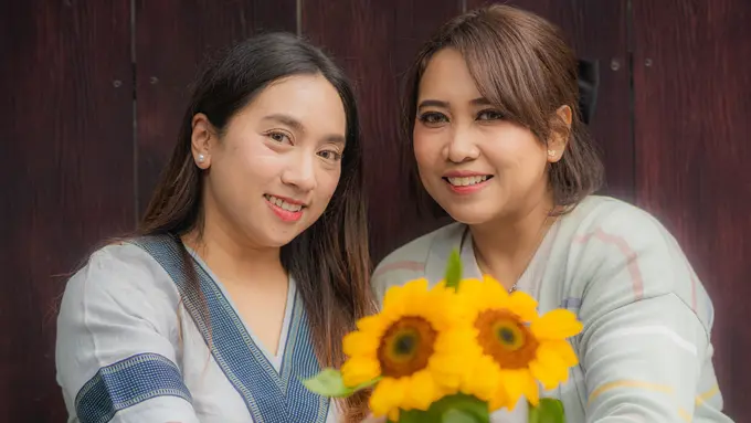 wanita desember dewasa tenang bahagia