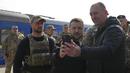 Presiden Volodymyr Zelenskyy bertemu dengan para pejabat dan penduduk lokal di dua kota di wilayah tersebut dan dengan penjaga perbatasan di sebuah lokasi yang dirahasiakan di dekat perbatasan dengan Rusia. (AP Photo/Efrem Lukatsky)