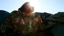 Seorang pejuang wanita Iran-Kurdi membidikan senjatanya saat pertempuran melawan kelompok radikal ISIS di Bashiqa, dekat Mosul, Irak, Kamis (3/11). (Reuters/Ahmed Jadallah)