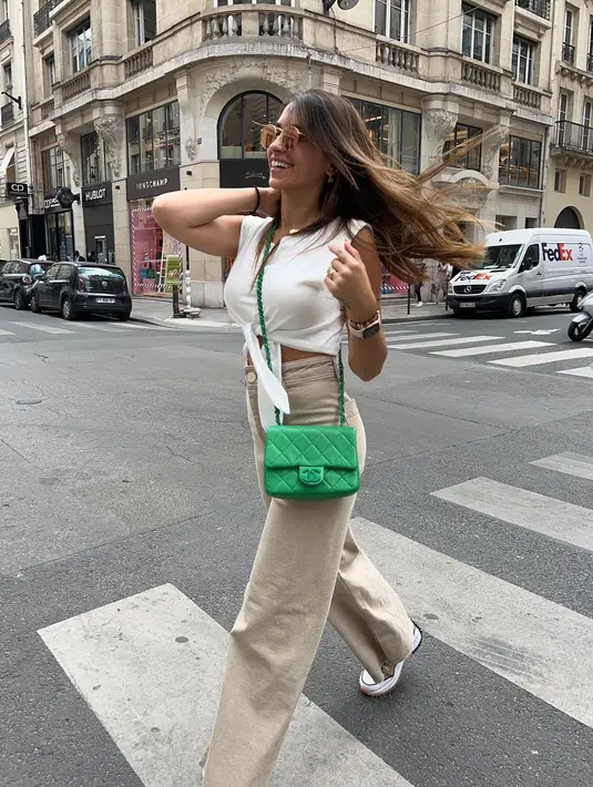 <p>Outfit Antonella yang satu ini bisa jadi inspirasimu yang mudah ditiru. Dengan memadukan crop top, straight leg jeans, dan sneakers akan memberi look modis namun santai. Pemilihan warna cerah pada tas menjadi hal unik untuk kreasi outfit. [Instagram/antonelaroccuzzo]</p>