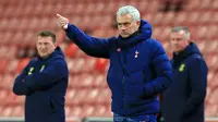 Manajer Tottenham Hotspur, Jose Mourinho, memberi instruksi kepada pemainnya dalam laga perempatfinal Piala Liga Inggris Carabao Cup melawan Stoke City di Bet365 Stadium, Rabu (23/12/2020). Tottenham menang 3-1 atas Stoke. (AFP/Lindsey Parnaby)