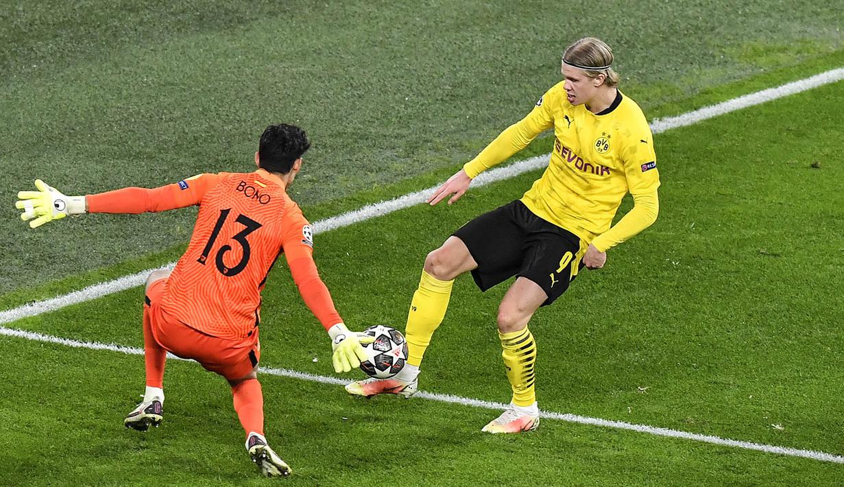 Pemain Borussia Dortmund, Erling Haaland, berusaha melewati kiper Sevilla, Yassine Bono, pada laga Liga Champions di Stadion Signal Iduna Park, Rabu (10/3/2021). Kedua tim bermain imbang 2-2. (AP Photo/Martin Meissner, Pool)