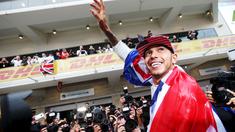 Pebalap Mercedes GP, Lewis Hamilton, merayakan gelar juara dunia F1 yang diraihnya di Sirkuit The Americas, Austin, AS, Senin (26/10/2015) dini hari WIB. (Action Images via Reuters/Hoch Zwei)