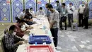 Warga berbaris untuk memberikan suara dalam pemilihan presiden di sebuah tempat pemungutan suara di Teheran, Iran, Jumat (18/6/2021). Warga Iran mulai memberikan suaranya dalam pemilihan presiden. (AP Photo/Ebrahim Noroozi)