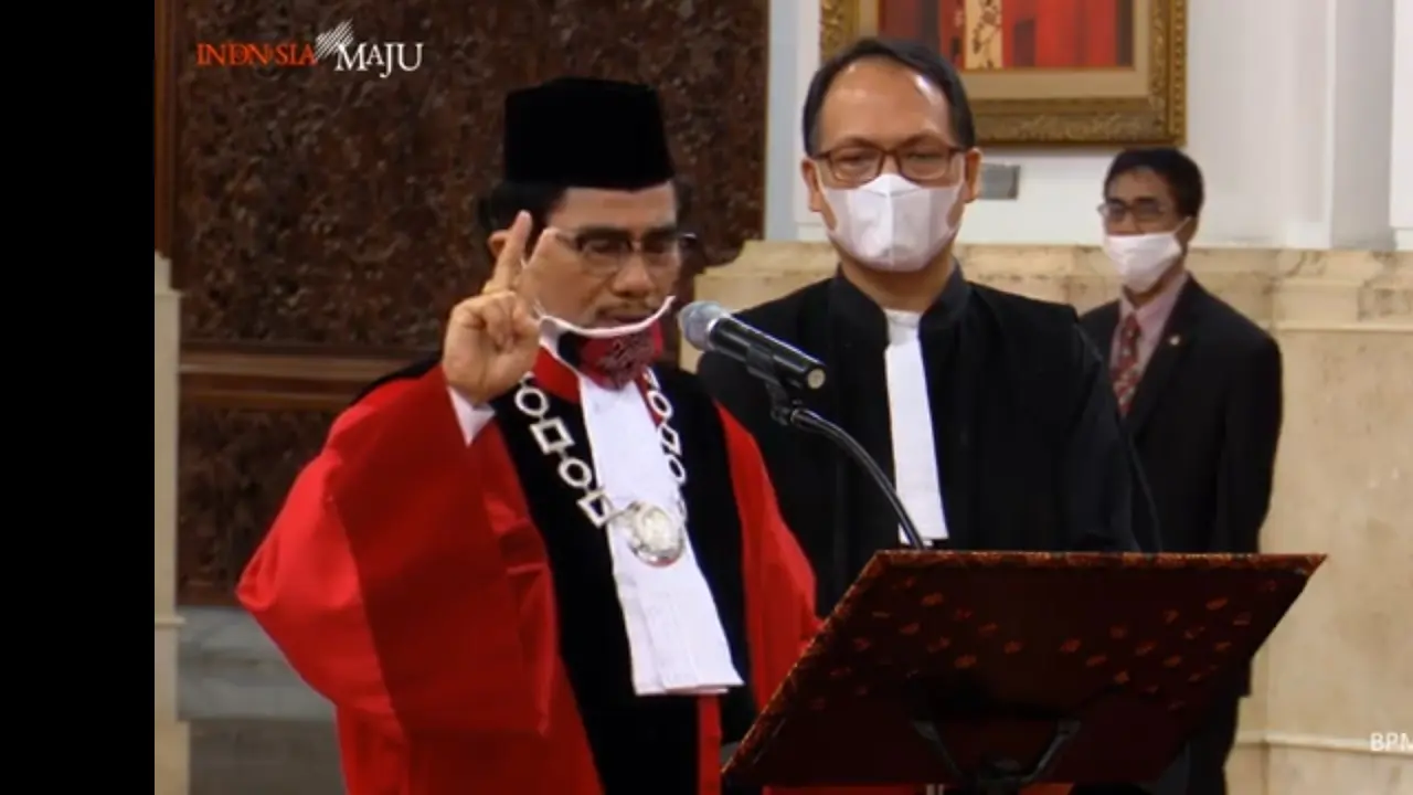 Presiden Joko Widodo atau Jokowi menyaksikan sumpah jabatan Manahan Sitompul sebagai Hakim Konstitusi di Istana Negara Jakarta, Kamis (30/4/2020).