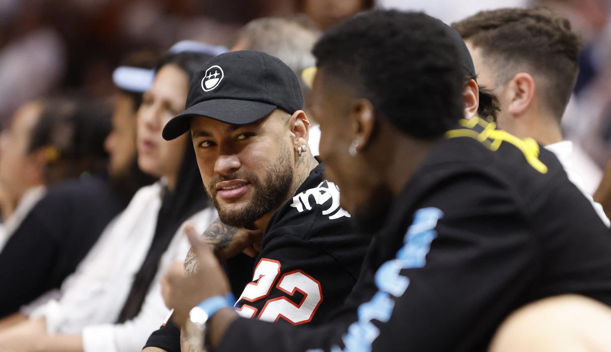 Neymar duduk di tepi lapangan dekat sesama bintang sepak bola Paul Pogba saat Heat menghadapi Nuggets di Game 3. (AP Photo/Wilfredo Lee)