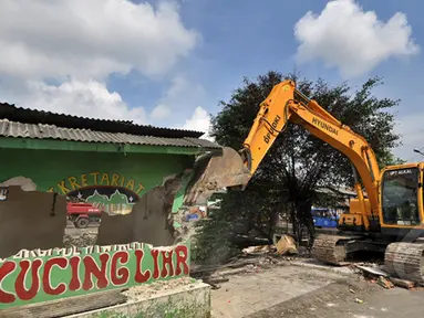 Pemprov DKI Jakarta dan Satpol PP menertibkan puluhan bangunan liar di Jalan Subur Baru, Jakarta, Senin (23/2/2015). (Liputan6.com/Faizal Fanani)