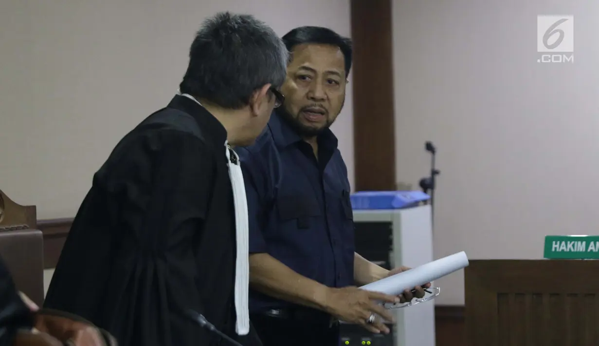 Terpidana kasus korupsi pengadaan e-KTP, Setya Novanto bersama kuasa hukumnya usai sidang pengajuan permohonan peninjauan kembali (PK) ke Mahkamah Agung di Pengadilan Negeri Jakarta Pusat, Rabu (28/8/2019). Sidang beragendakan pembacaan nota permohonan PK. (Liputan6.com/Helmi Fithriansyah)