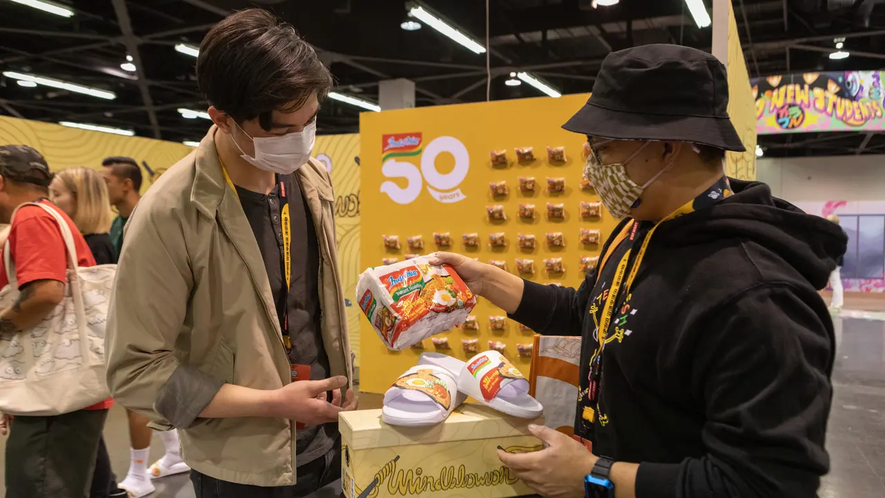 Sandal Indomie Hasil Kolaborasi Eksis di Ajang DesignerCon 2022 California