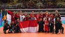 Para pemain, pelatih, dan official Timnas Voli Putra Indonesia merayakan kemenangan timnya usai berhasil menyabet medali emas SEA Games 2021 setelah mengalahkan tuan rumah Vietnam pada laga final yang berlangsung di Dai Yan Sports Arena, Quang Ninh Vietnam, Minggu, 22 Mei 2022. Skuat asuhan Jiang Jie berhasil menang telak dengan skor 3-0 (25-22, 25-18, dan 25-15). (Foto: Kemenpora/PP SIWO PWI/Erly Bahtiar)