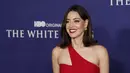 Aubrey Plaza berpose sambil tersenyum saat menghadiri Premiere Musim 2 Los Angeles Seri Asli HBO "The White Lotus" di Goya Studios di Los Angeles, California pada 20 Oktober 2022. Gaun mendesis alumni The Parks And Rec adalah desain satu bahu dengan potongan di bawah satu payudara. (AP Photo/Chris Pizzello)
