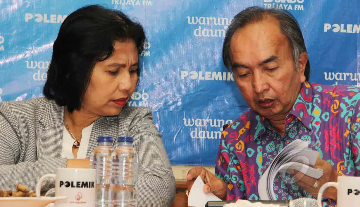 Anggota Komisi IX DPR RI, Irma Suryani (kiri) dan Direktur Yayasan Pemberdayaan Konsumen, Marius Widjajarta disela diskusi bertajuk 'Mau Sehat kok Repot' di kawasan Cikini, Jakarta, Sabtu (21/3/2015). (Liputan6.com/Helmi Afandi)