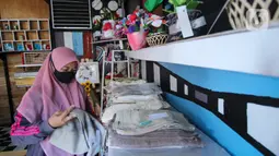 Pedagang menata dagangannya di Pojok UMKM, Kota Tangerang, Jumat (22/8/2020). Pemerintah daerah setempat meluncurkan Pojok UMKM Cibodas dalam rangka membantu pelaku usaha mempromosikan hasil produknya demi meningkatkan perekonomian wilayah di tengah pandemi COVID-19. (Liputan6.com/Angga Yuniar)