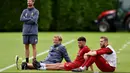 Alex Oxlade-Chambrlain (2kanan) menanti giliran bermain pada sesi latihan di Melwood Training Ground, Liverpool (7/9/2017). Latihan ini jelang melawan Manchester City pada pekan keempat Premier League. (Photo/Liverpoolfc)