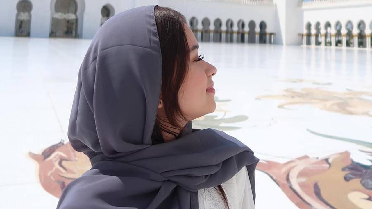 10 Potret Rebecca Klopper Liburan ke Abu Dhabi, Cantiknya Bikin Teduh Pakai Kerudung - Kompak dengan Ayah Bule