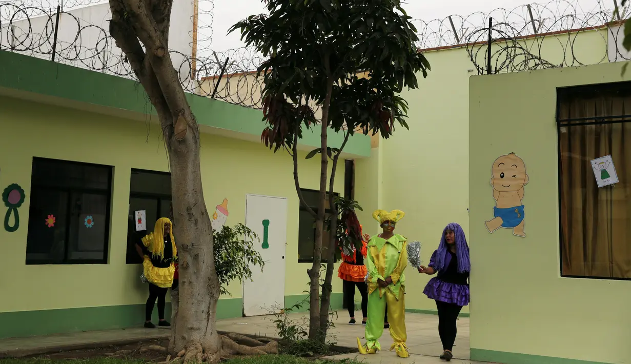 Sejumlah narapidana mengenakan kostum badut untuk menghibur anak-anak di TK Santa Monica. Taman kanak-kanak ini didirikan sebagai tempat pendidikan bagi anak-anak narapidana di Santa Monica. (Reuters/Mariana Bazo)