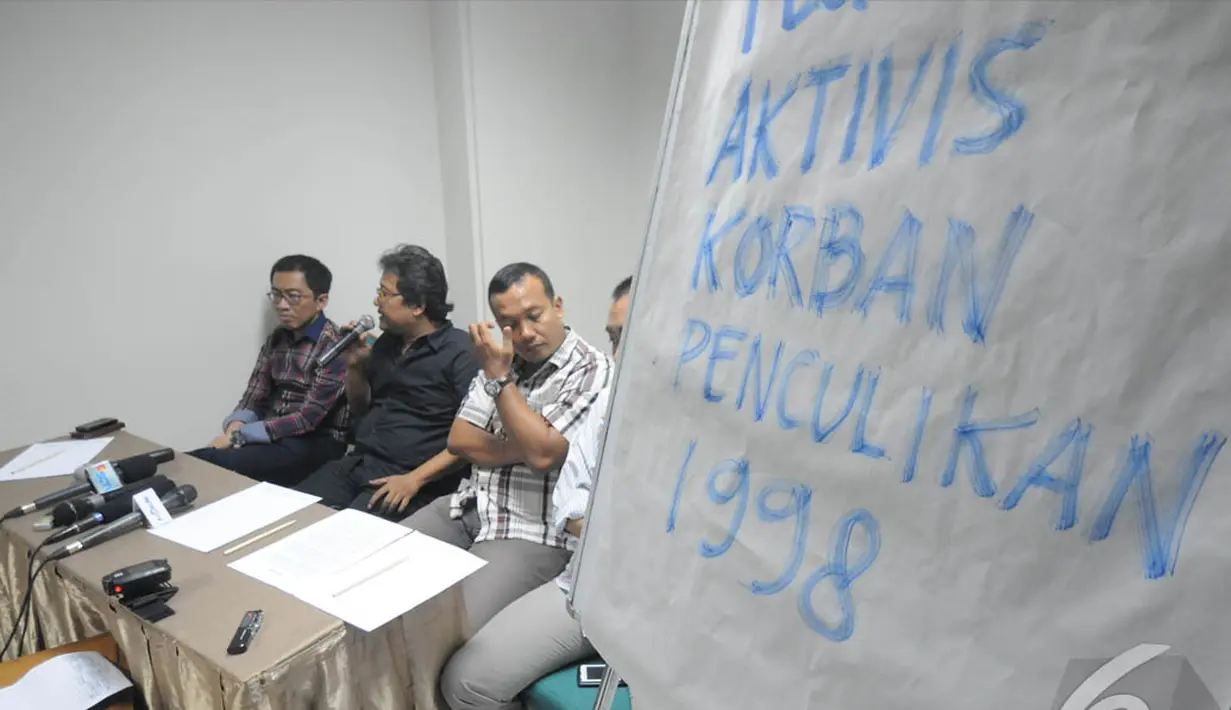 Aktivis 98 yang terdiri dari Mugiyanto, Raharja Waluya Jati, Faisol Riza, Nezar Patria dan Aan Rusdianto mempunyai harapan besar kepada pasangan Jokowi-JK, Hotel Grand Cemara, Jakarta Pusat, Jumat (4/7/2014) (Liputan6.com/Herman Zakharia)