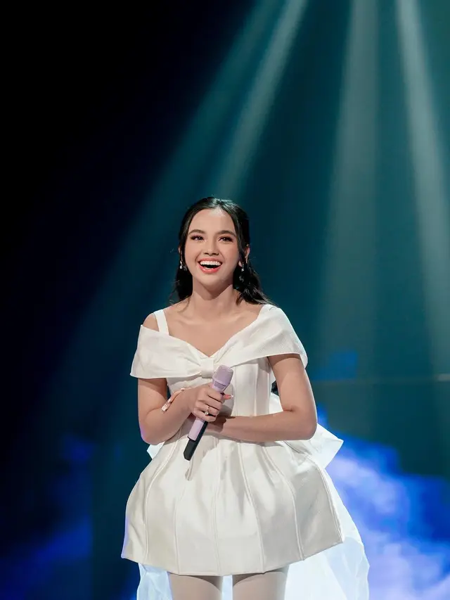 Gaya Serasi Lyodra Ginting dan DK iKON Bak Sepasang Pengantin di Atas Panggung