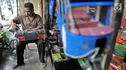 Sukma merapikan mainan kayu yang dijualnya di kawasan Kalibata, Jakarta, Rabu (17/10). Dirinya telah berdagang di toko yang didirikan sejak tahun 1970-an itu, menjual berbagai jenis mainan tradisional terbuat dari kayu. (Merdeka.com/Iqbal S. Nugroho)