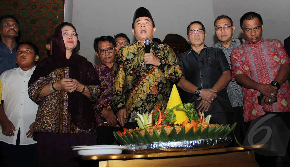 Ketua Fraksi P.Golkar DPR Ade Komaruddin memberikan sambutan saat menggelar syukuran di Masjid Baiturrahman , Jakarta, Kamis (2/4/2015). Syukuran diadakan usai Pengadilan Tata Usaha Negara (PTUN) memberikan keputusan. (Liputan6.com/Helmi Afandi)