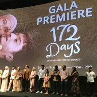 Potret Cindy Fatika Sari dan Tengku Firmansyah bersama pemain film 172 days di gala premiere  (Sumber: Instagram/cindyfatikasari18)