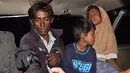 Tiga orang etnis Rohingya yang diselamatkan oleh nelayan indonesia setelah terdampar di perairan Aceh, Kamis (5/4). Lima imigran Rohingya yang ditemukan terdiri dari dua laki-laki dewasa, dua wanita dan satu bocah laki-laki. (ILYAS ISMAIL/AFP)