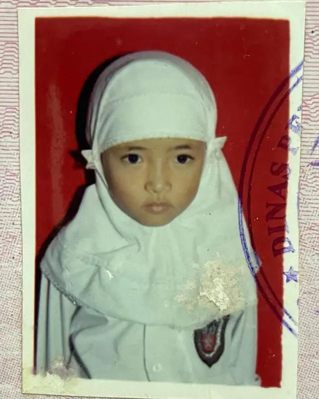 6 Potret jadul Nissa Sabyan dari kecil hingga kini, parasnya nggak banyak berubah sejak SMA