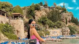 Selain berkunjung ke Cappadocia sebagai destinasi wajib, ia pun jalan-jalan ke Kota Antalya yang tidak kalah terkenal. Dalam liburannya, Soraya Rasyid pun tampil keren dengan busana kasualnya. (Liputan6.com/IG/@sorayarasyid12)