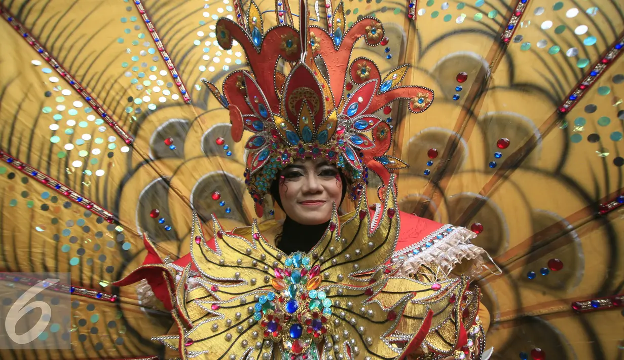 Peserta mengenakan busana eksentrik saat mengikuti karnaval pembukaan Hari Tari Dunia di kampus ISI Surakarta, Kamis (28/4). Sejumlah penari akan berpartisipasi menari selama 24 jam. (Liputan6.com/Boy Harjanto)