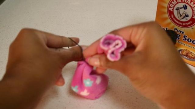 Pakai Baking Soda, Cara Ini Musnahkan Bau Tak Enak di Sepatumu