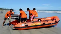 Petugas BASARNAS Bengkulu sedang melakukan persiapan pencarian terhadap korban tenggelam di Pantai Jakat Bengkulu