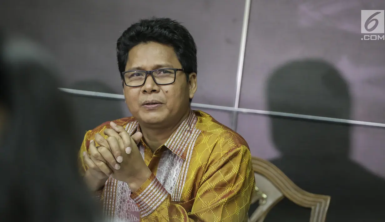 Komisioner Komnas HAM M. Imdadun Rahmat memberikan keterangan dalam konferensi pers di Kantor Komnas HAM, Jakarta, Selasa (6/6). Komnas HAM juga menyatakan kebebasan berekspresi dijamin oleh negara. (Liputan6.com/Faizal Fanani)
